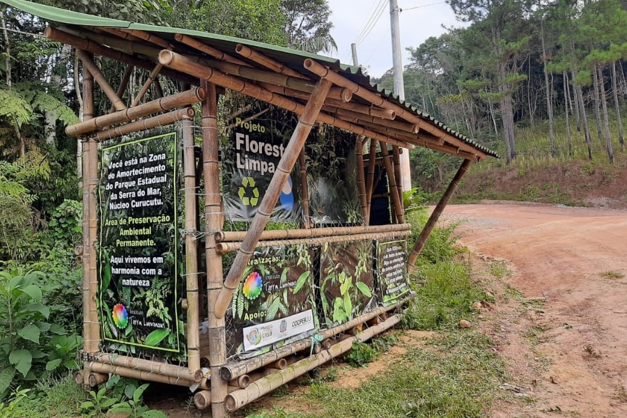 Foto barraca do projeto floresta limpa na floresta