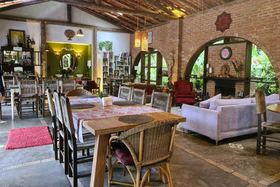 Foto de espaço de restaurante, arrumado a refeição, com mesas e cadeiras