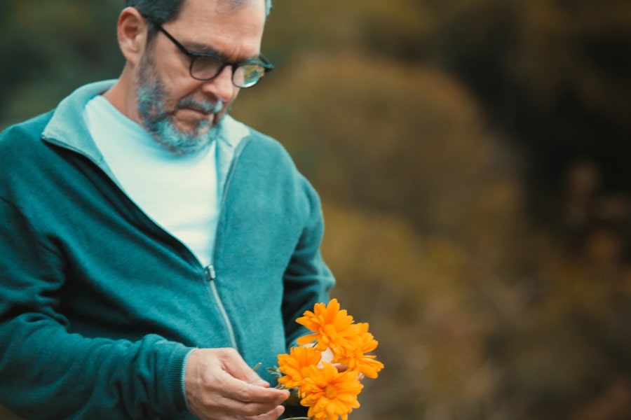 Foto de Homem segurando flores de cor laranja