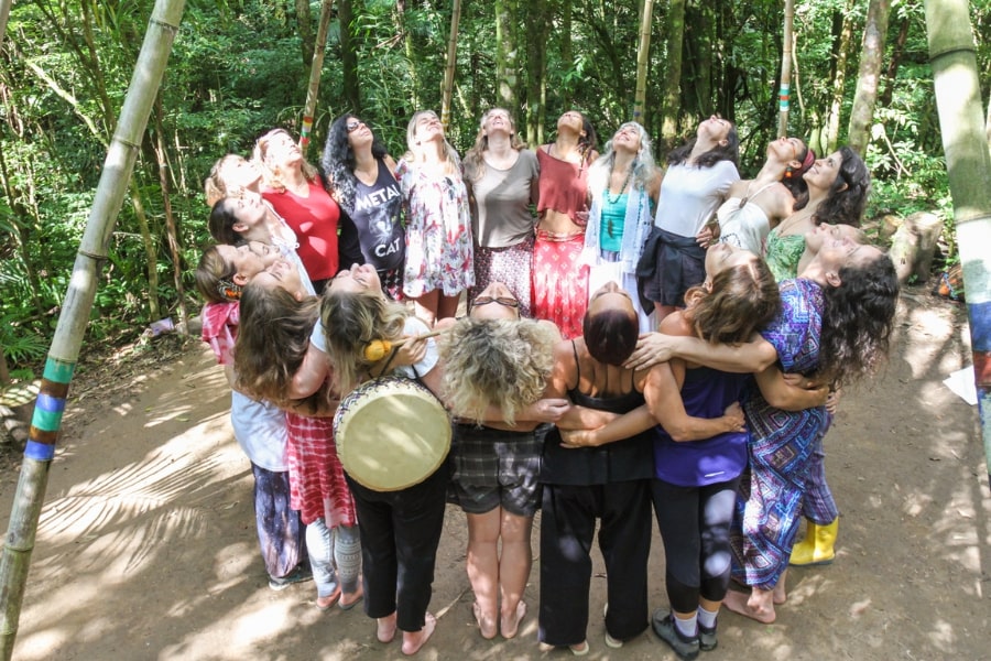 Foto de abraço coletivo de várias mulheres