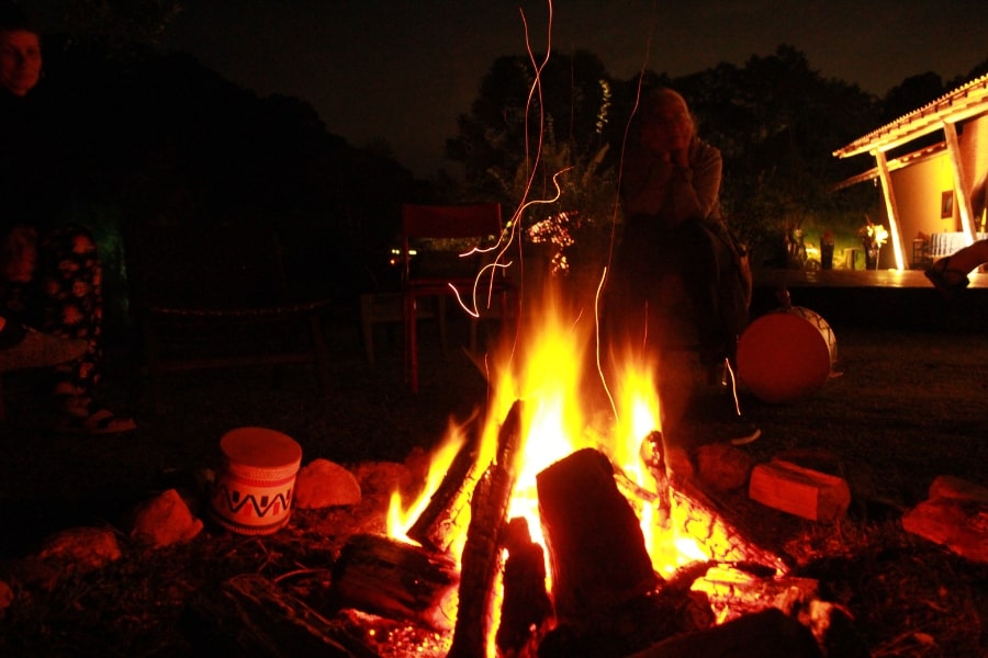 Foto de uma fogueira acesa na noite escura