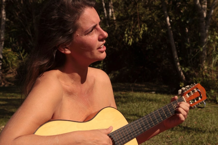 Foto de mulher tocando violão