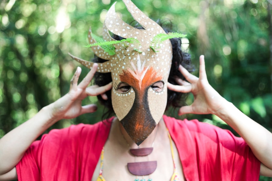 Foto de mulher segurando máscara no rosto