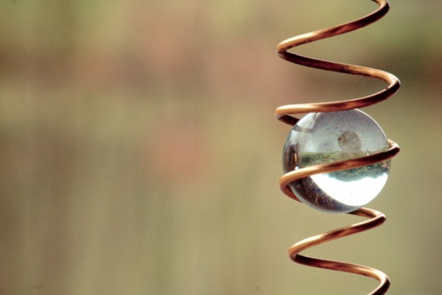 Foto de Captador de energia em espiral de metal cobre, com bola de vidro transparente
