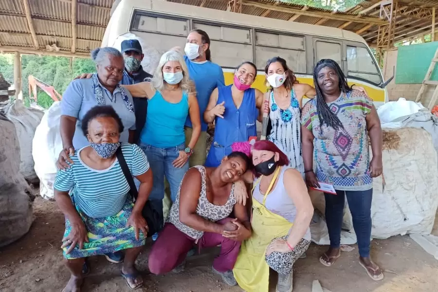 Foto de pessoas felizes em barracão