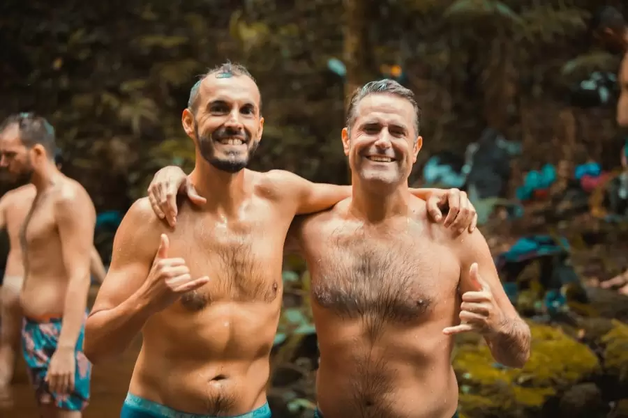 Foto de dois homens sorrindo e se abraçando