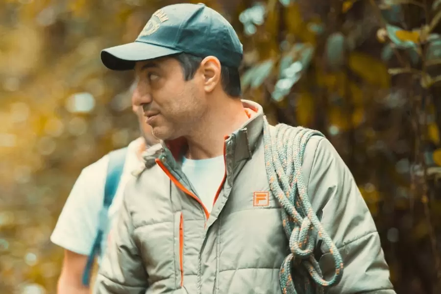 Foto de homens caminhando pelo mato