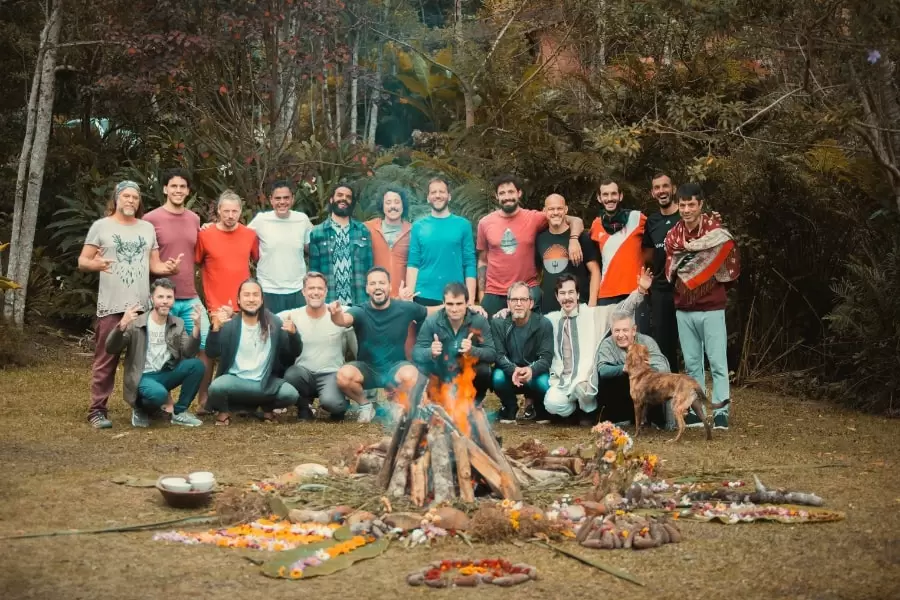 Foto de homens na floresta, atrás de uma espécie de jardim