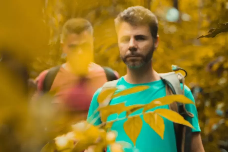 Foto de homens caminhando pelo mato