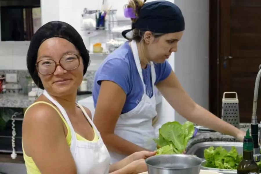 Foto de duas mulheres trabalhando na cozinha