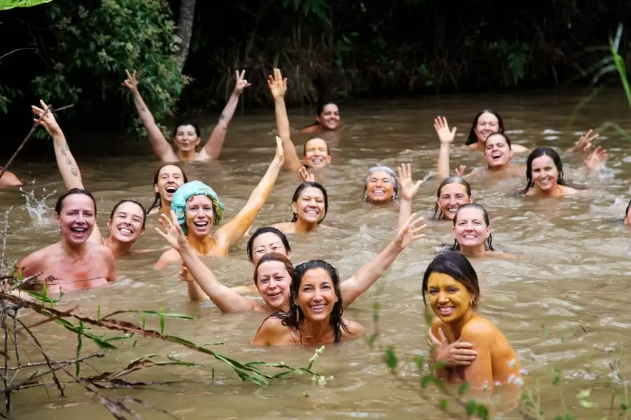 foto de várias mulheres dentro de um rio